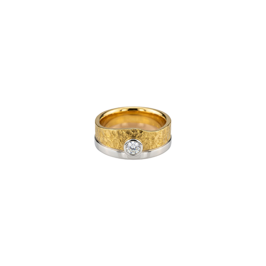 Anillo bicolor de oro blanco y amarillo de 18kt con diamante talla brillante engastado en la parte central. Joyas segunda mano restauradas baratas en Barcelona.