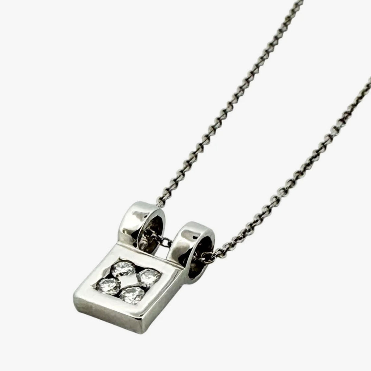 Comprar collar de oro blanco de 18kt con cadena y colgante con 4 brillantes. Cierre tipo reasa. Joyería Ian'Or. Joyas listas para una segunda vida.