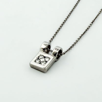 Comprar collar de oro blanco de 18kt con cadena y colgante con 4 brillantes. Cierre tipo reasa. Joyería Ian'Or. Joyas listas para una segunda vida.