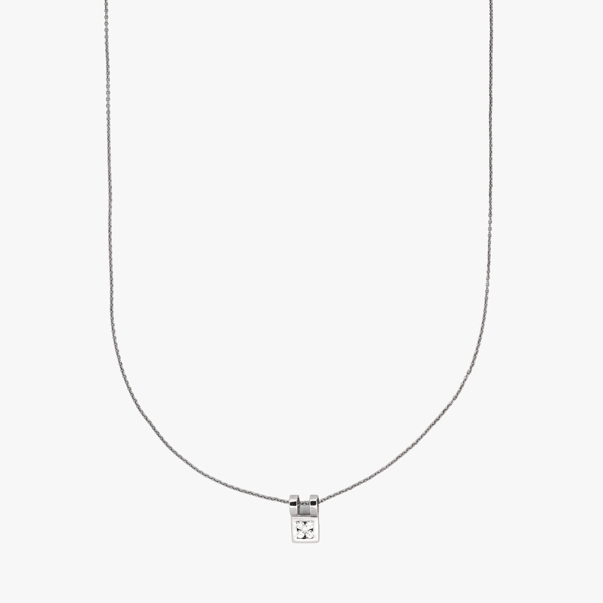 Comprar collar de oro blanco de 18kt con cadena y colgante con 4 brillantes. Cierre tipo reasa. Joyería Ian'Or. Joyas listas para una segunda vida.