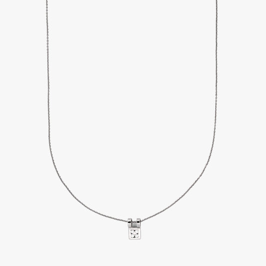 Comprar collar de oro blanco de 18kt con cadena y colgante con 4 brillantes. Cierre tipo reasa. Joyería Ian'Or. Joyas listas para una segunda vida.