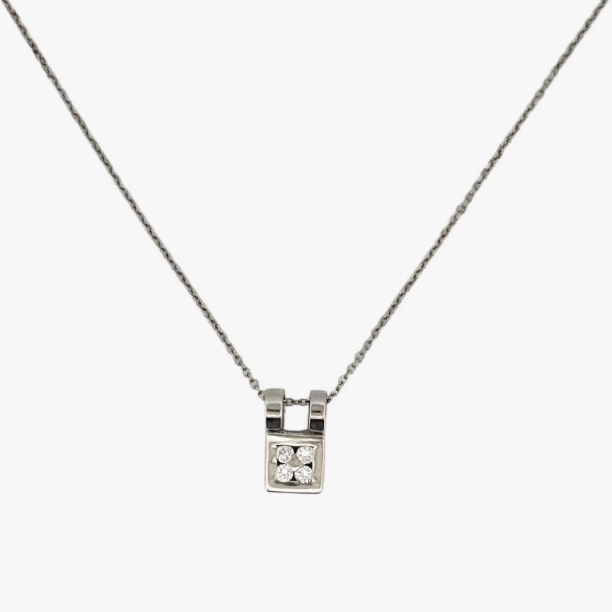 Comprar collar de oro blanco de 18kt con cadena y colgante con 4 brillantes. Cierre tipo reasa. Joyería Ian'Or. Joyas listas para una segunda vida.