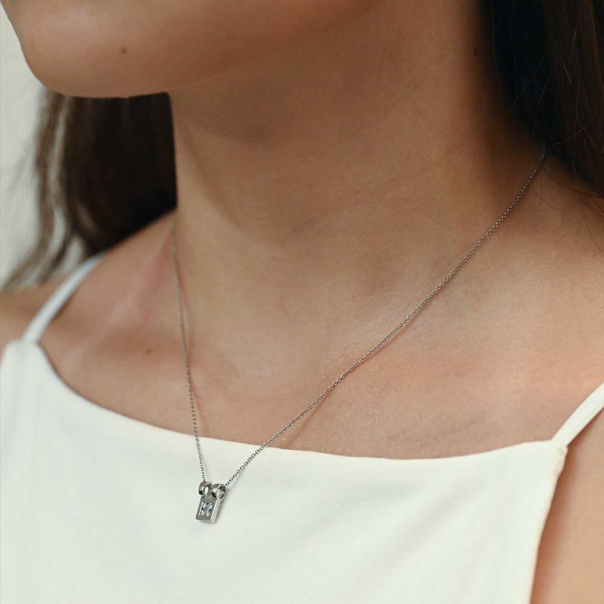 Comprar collar de oro blanco de 18kt con cadena y colgante con 4 brillantes. Cierre tipo reasa. Joyería Ian'Or. Joyas listas para una segunda vida.