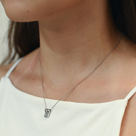Comprar collar de oro blanco de 18kt con cadena y colgante con 4 brillantes. Cierre tipo reasa. Joyería Ian'Or. Joyas listas para una segunda vida.