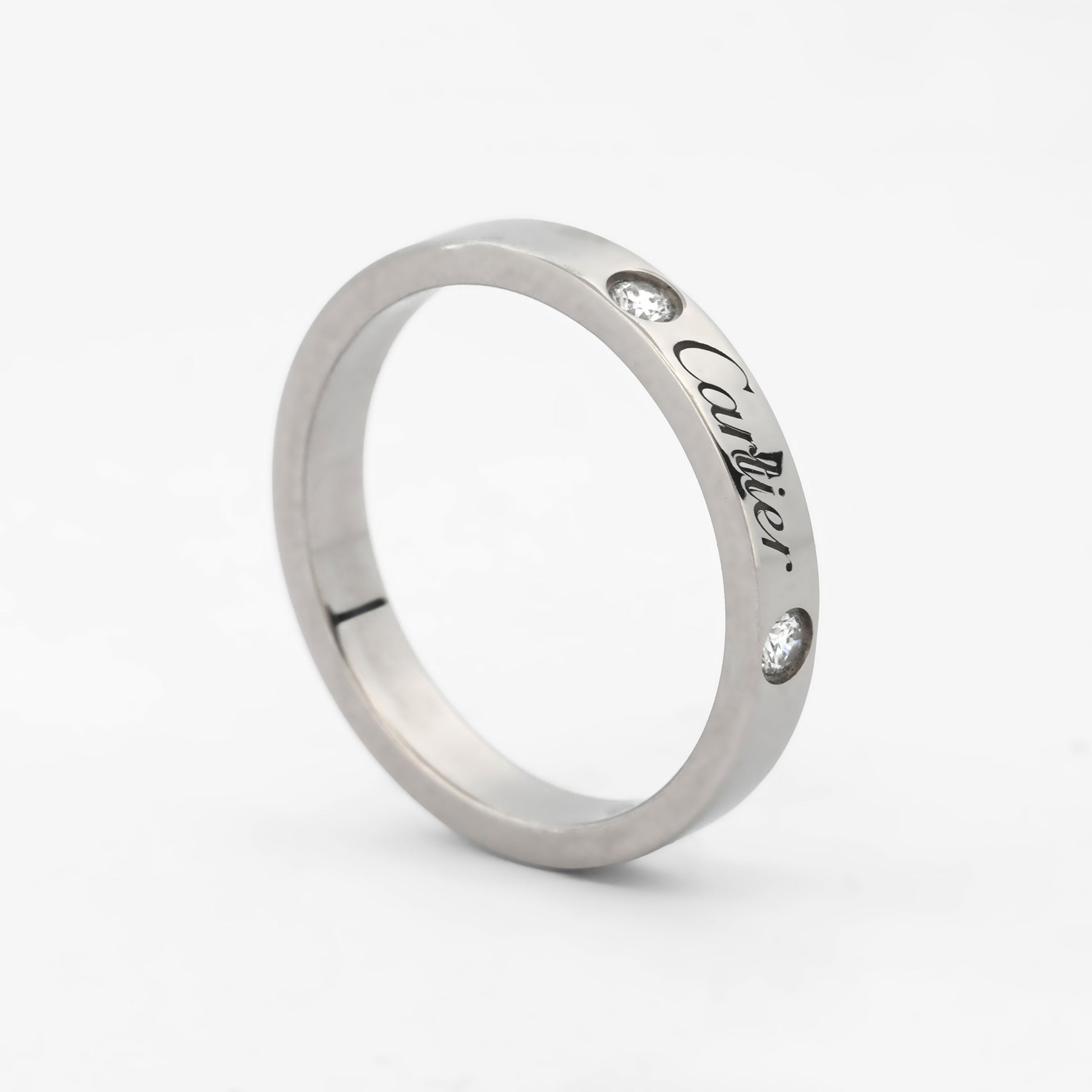 Comprar alianza de la prestigiosa firma Cartier realizada en platino y con dos diamantes talla brillante engastados. Cartier de segunda mano. Joyería Ian'Or.