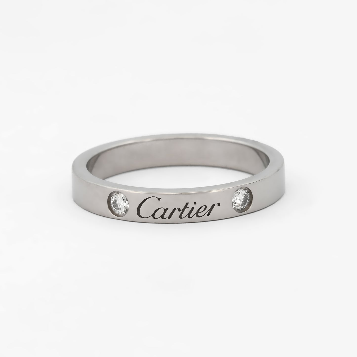 Comprar alianza de la prestigiosa firma Cartier realizada en platino y con dos diamantes talla brillante engastados. Cartier de segunda mano. Joyería Ian'Or.