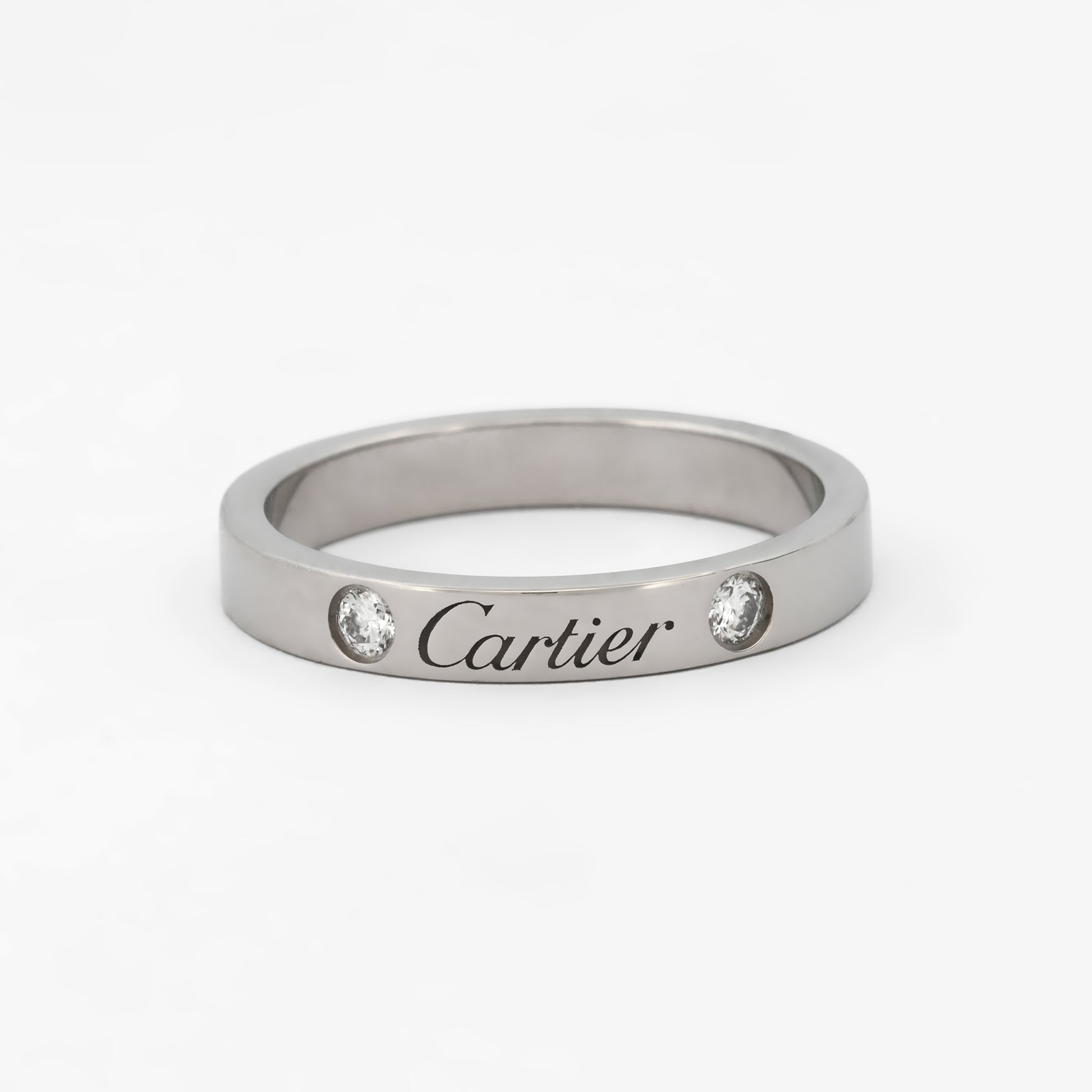 Comprar alianza de la prestigiosa firma Cartier realizada en platino y con dos diamantes talla brillante engastados. Cartier de segunda mano. Joyería Ian'Or.