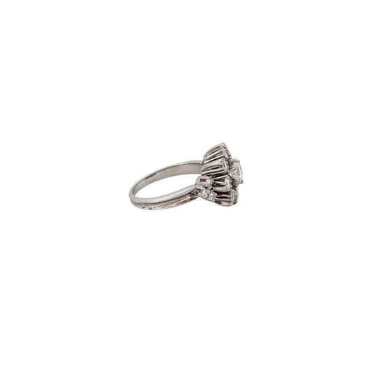 Comprar sortija realizada en oro blanco de 18kt con rosetón de diamantes talla brillante. Joyas únicas de segunda mano. Joyería Ian'Or. Ian'Or. Envío gratis.