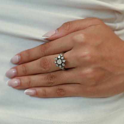 Comprar sortija realizada en oro blanco de 18kt con rosetón de diamantes talla brillante. Joyas únicas de segunda mano. Joyería Ian'Or. Ian'Or. Envío gratis.