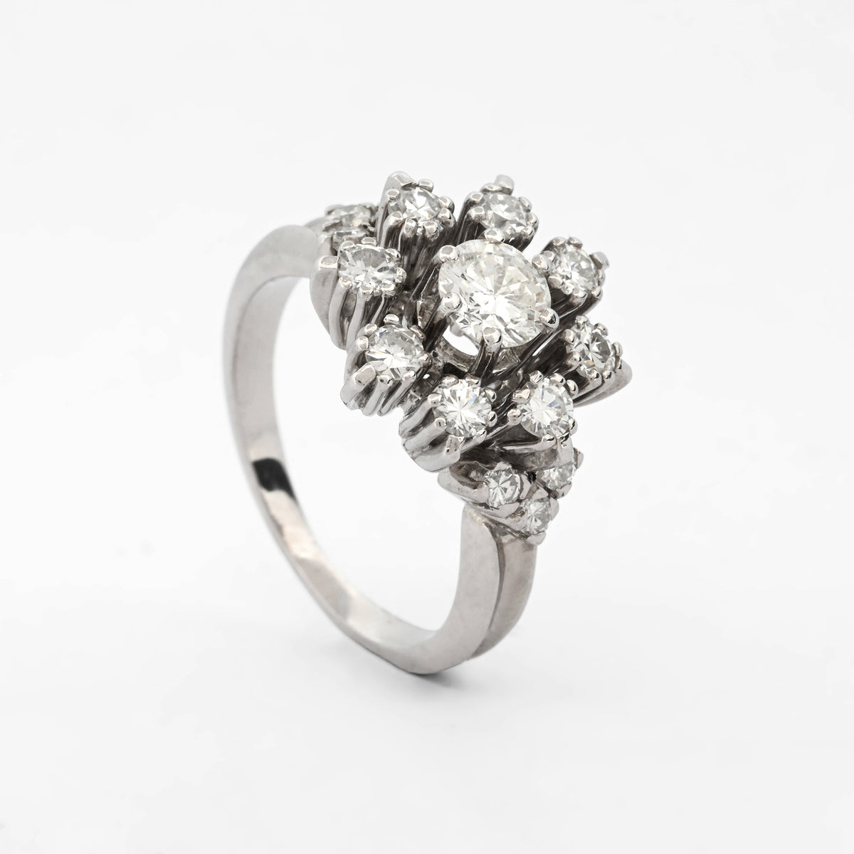 Comprar sortija realizada en oro blanco de 18kt con rosetón de diamantes talla brillante. Joyas únicas de segunda mano. Joyería Ian'Or. Ian'Or. Envío gratis.