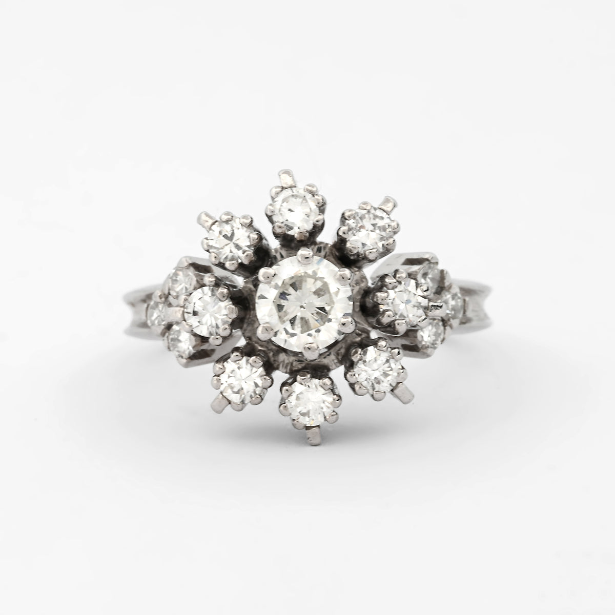 Comprar sortija realizada en oro blanco de 18kt con rosetón de diamantes talla brillante. Joyas únicas de segunda mano. Joyería Ian'Or. Ian'Or. Envío gratis.