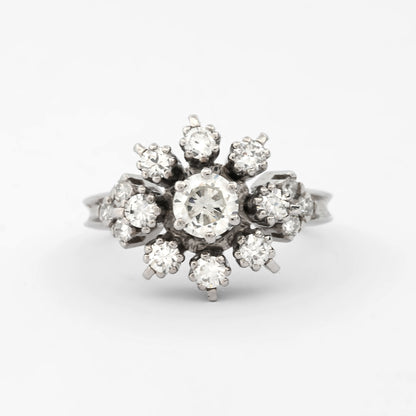Comprar sortija realizada en oro blanco de 18kt con rosetón de diamantes talla brillante. Joyas únicas de segunda mano. Joyería Ian'Or. Ian'Or. Envío gratis.