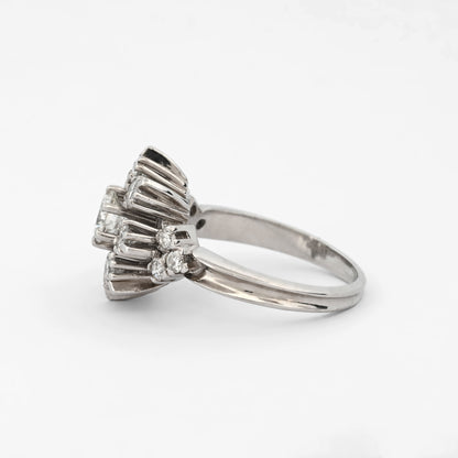 Comprar sortija realizada en oro blanco de 18kt con rosetón de diamantes talla brillante. Joyas únicas de segunda mano. Joyería Ian'Or. Ian'Or. Envío gratis.