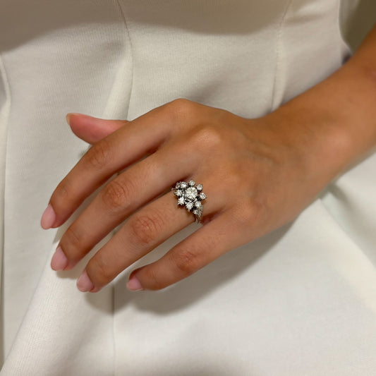 Comprar sortija realizada en oro blanco de 18kt con rosetón de diamantes talla brillante. Joyas únicas de segunda mano. Joyería Ian'Or. Ian'Or. Envío gratis.