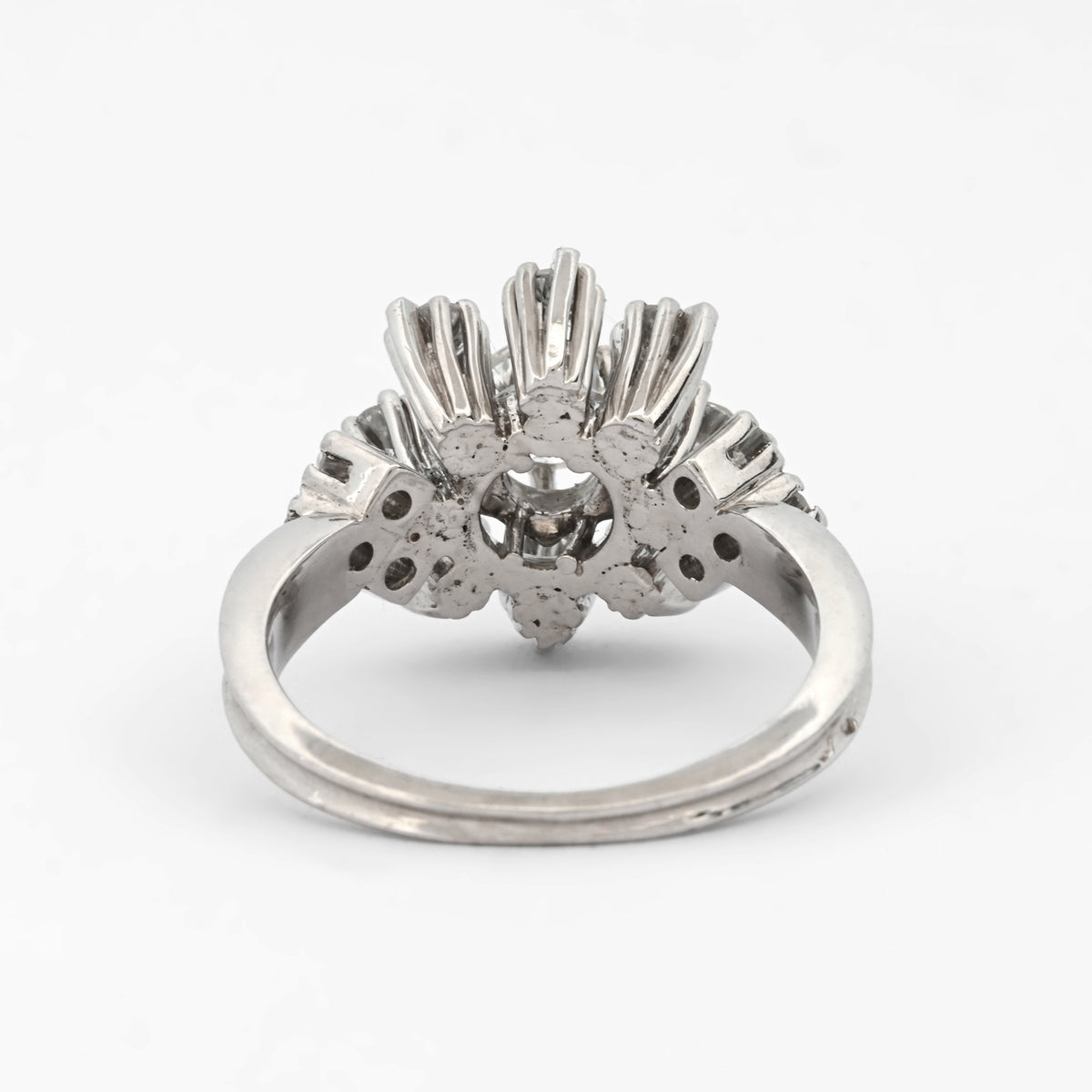 Comprar sortija realizada en oro blanco de 18kt con rosetón de diamantes talla brillante. Joyas únicas de segunda mano. Joyería Ian'Or. Ian'Or. Envío gratis.