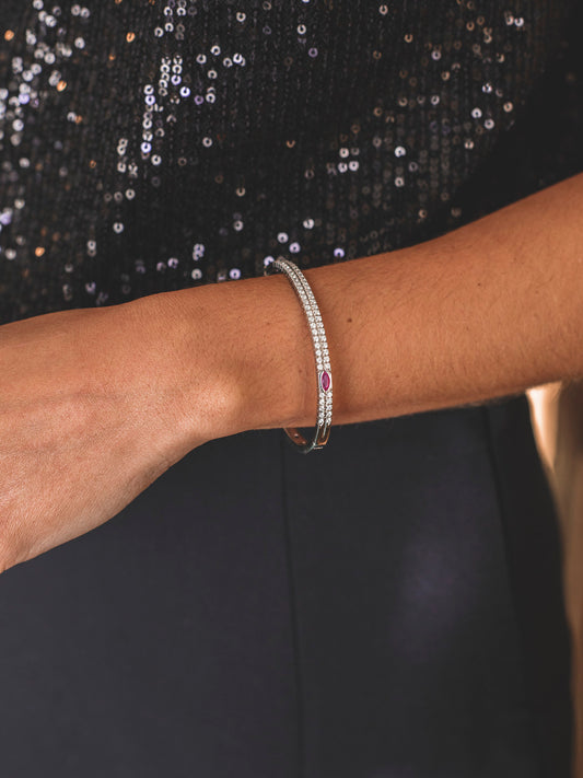 Comprar pulsera esclava realizada en oro blanco de 18kt. Con carril de 58 diamantes talla brillante y dos rubíes. Joyería Ian'Or. Envío gratis.