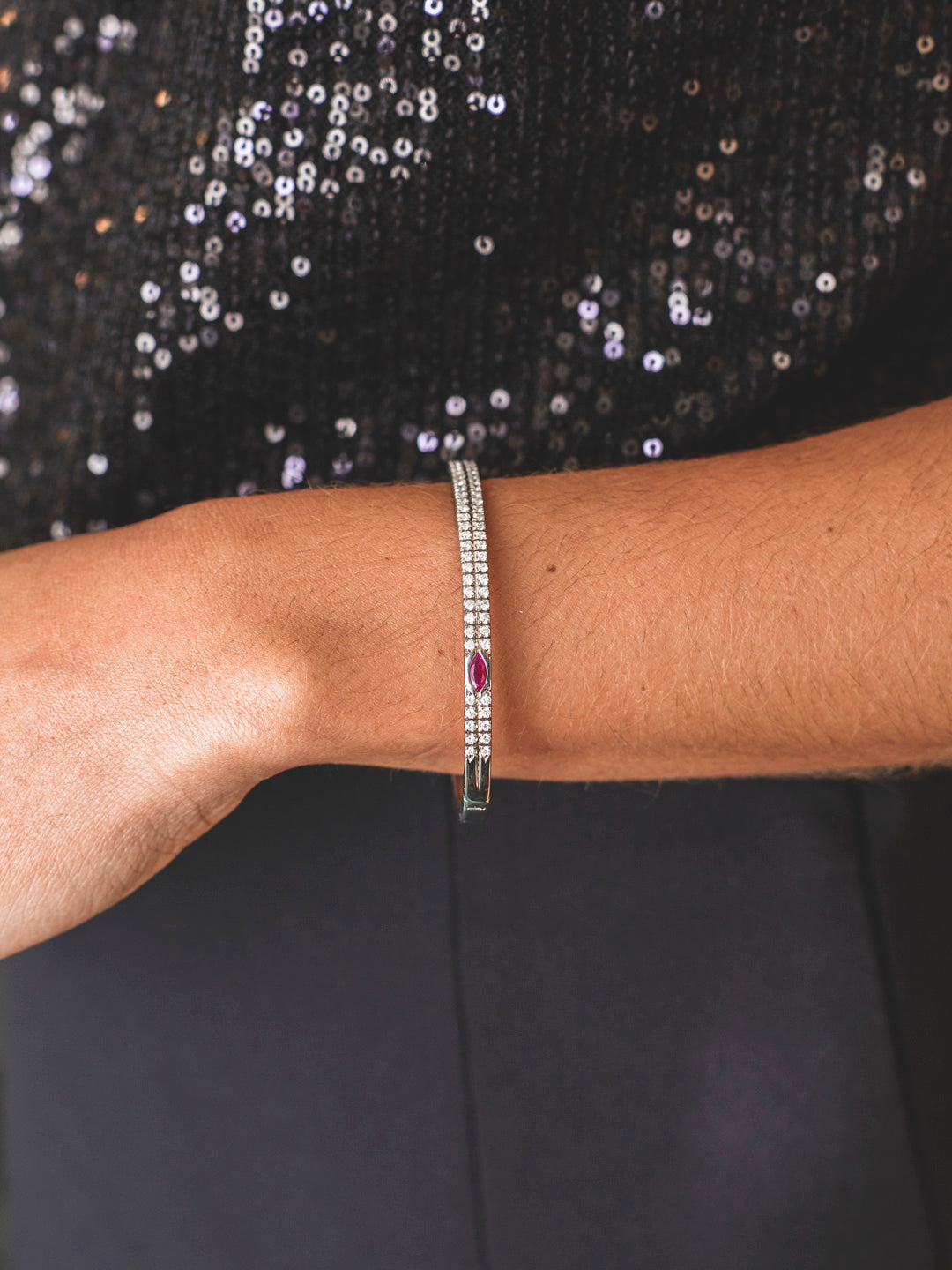 Comprar pulsera esclava realizada en oro blanco de 18kt. Con carril de 58 diamantes talla brillante y dos rubíes. Joyería Ian'Or. Envío gratis.