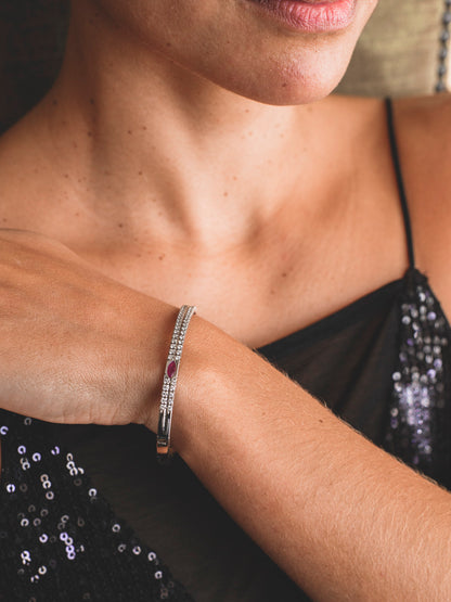 Comprar pulsera esclava realizada en oro blanco de 18kt. Con carril de 58 diamantes talla brillante y dos rubíes. Joyería Ian'Or. Envío gratis.