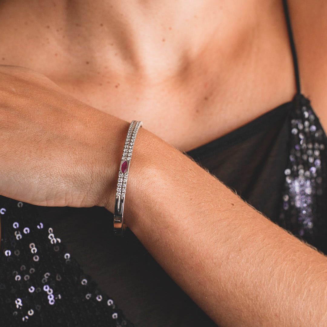 Comprar pulsera esclava realizada en oro blanco de 18kt. Con carril de 58 diamantes talla brillante y dos rubíes. Joyería Ian'Or. Envío gratis.