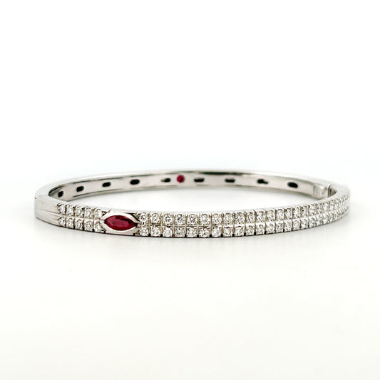 Comprar pulsera esclava realizada en oro blanco de 18kt. Con carril de 58 diamantes talla brillante y dos rubíes. Joyería Ian'Or. Envío gratis.