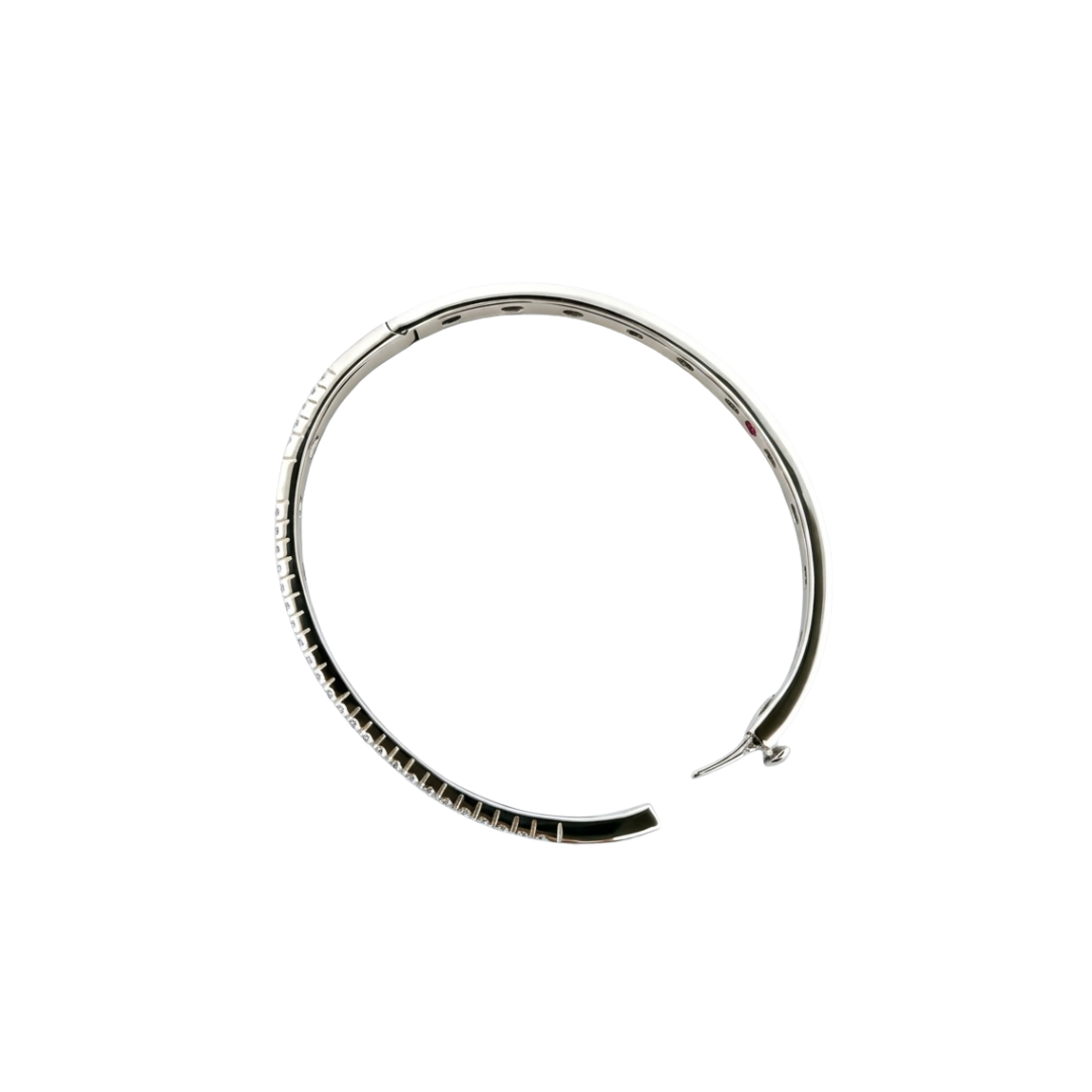 Comprar pulsera esclava realizada en oro blanco de 18kt. Con carril de 58 diamantes talla brillante y dos rubíes. Joyería Ian'Or. Envío gratis.