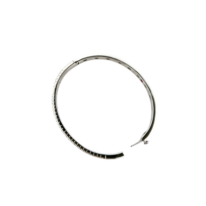 Comprar pulsera esclava realizada en oro blanco de 18kt. Con carril de 58 diamantes talla brillante y dos rubíes. Joyería Ian'Or. Envío gratis.