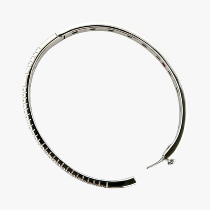 Comprar pulsera esclava realizada en oro blanco de 18kt. Con carril de 58 diamantes talla brillante y dos rubíes. Joyería Ian'Or. Envío gratis.