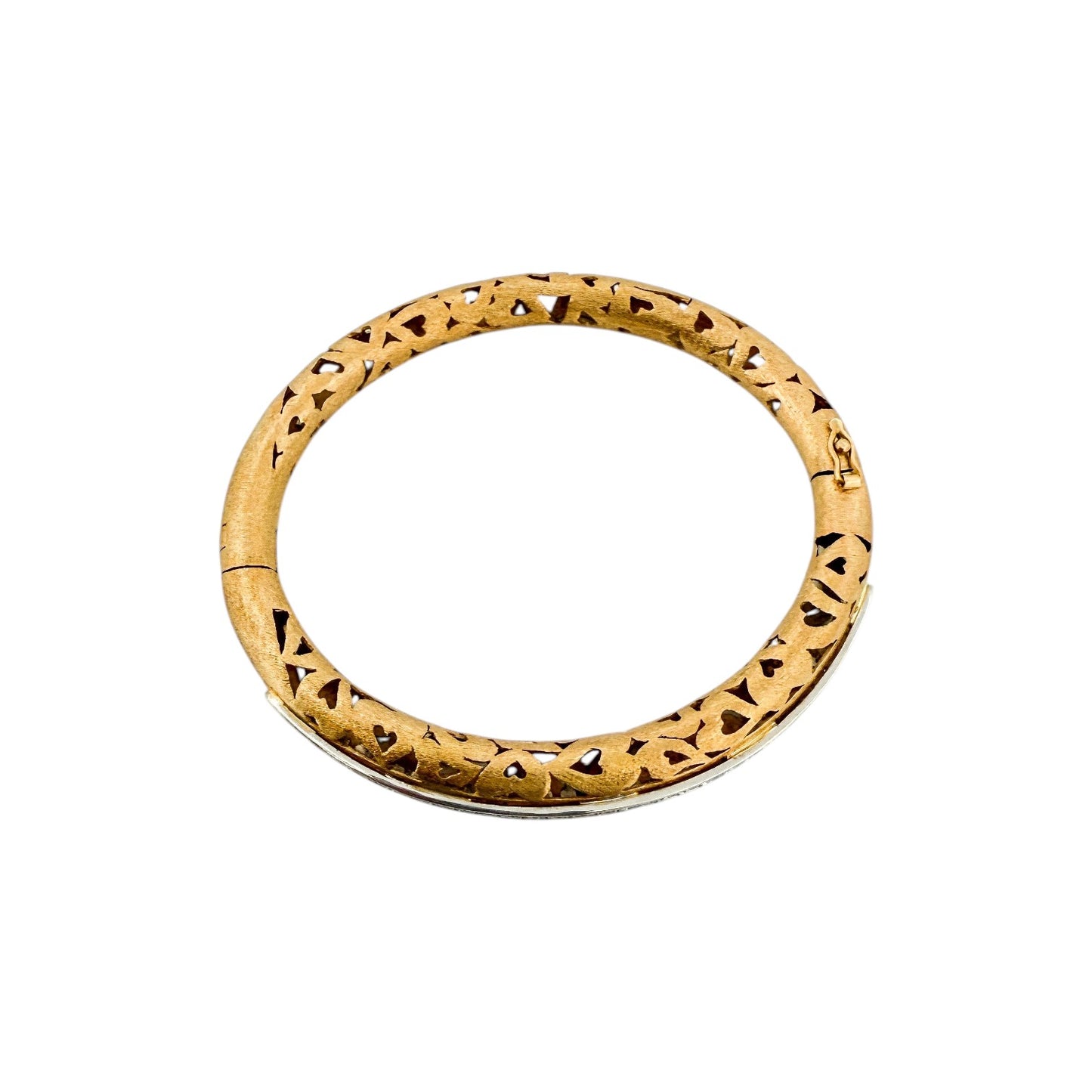 Comprar pulsera esclava de oro amarillo de 18kt en acabado mate y diseño de corazones con carril de oro blanco y 33 diamantes talla brillante. Joyería Ian'Or.