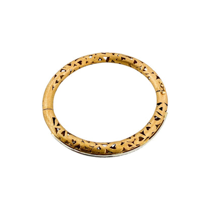 Comprar pulsera esclava de oro amarillo de 18kt en acabado mate y diseño de corazones con carril de oro blanco y 33 diamantes talla brillante. Joyería Ian'Or.