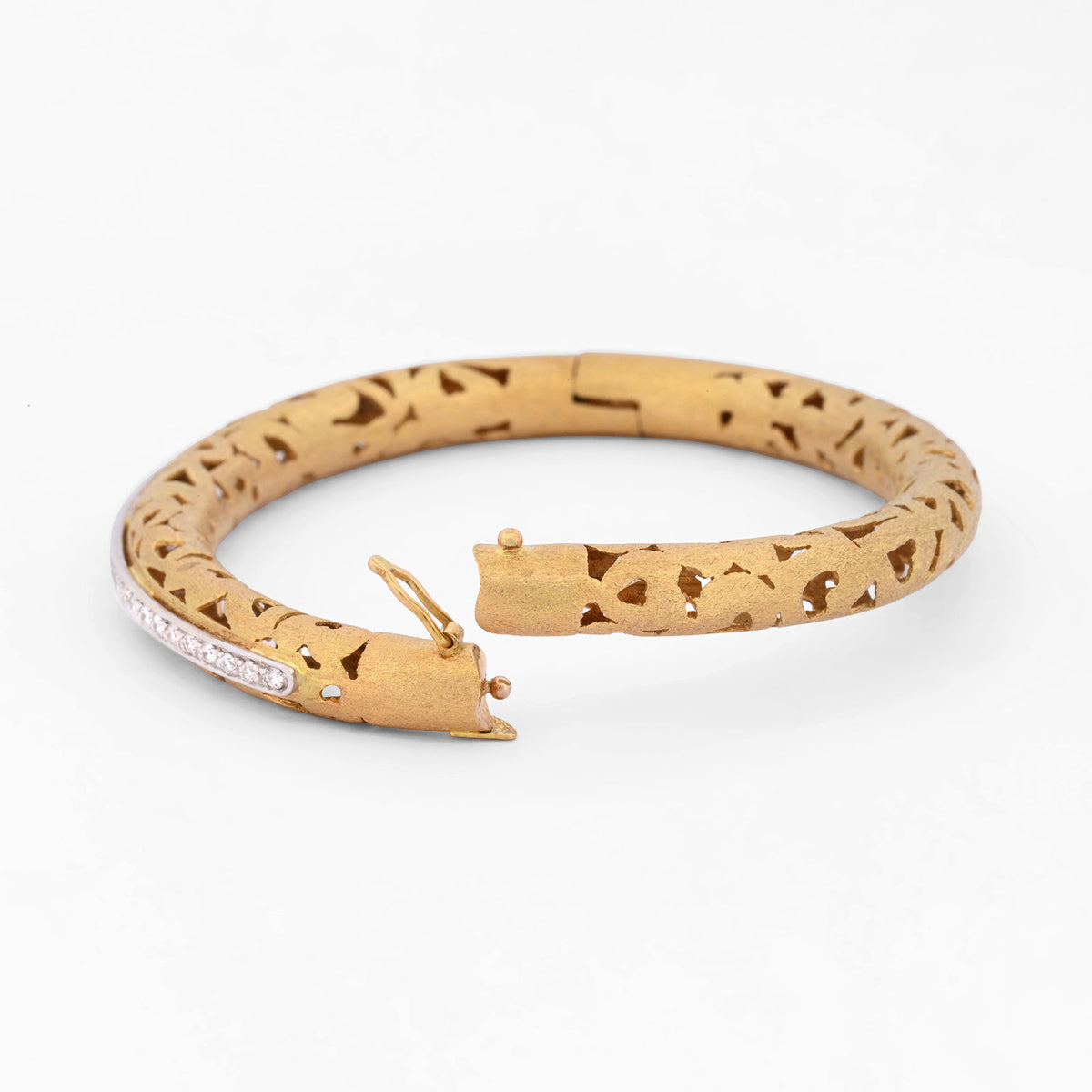 Comprar pulsera esclava de oro amarillo de 18kt en acabado mate y diseño de corazones con carril de oro blanco y 33 diamantes talla brillante. Joyería Ian'Or.