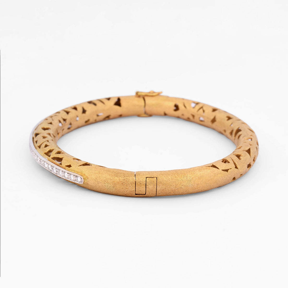Comprar pulsera esclava de oro amarillo de 18kt en acabado mate y diseño de corazones con carril de oro blanco y 33 diamantes talla brillante. Joyería Ian'Or.