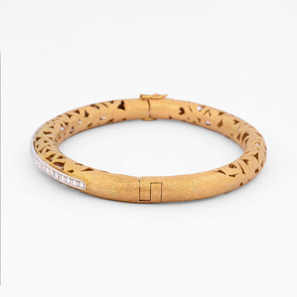 Comprar pulsera esclava de oro amarillo de 18kt en acabado mate y diseño de corazones con carril de oro blanco y 33 diamantes talla brillante. Joyería Ian'Or.