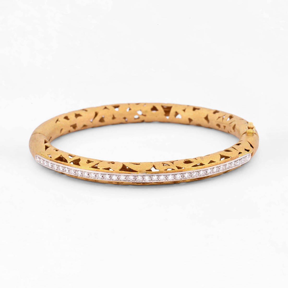 Comprar pulsera esclava de oro amarillo de 18kt en acabado mate y diseño de corazones con carril de oro blanco y 33 diamantes talla brillante. Joyería Ian'Or.