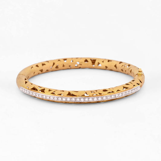 Comprar pulsera esclava de oro amarillo de 18kt en acabado mate y diseño de corazones con carril de oro blanco y 33 diamantes talla brillante. Joyería Ian'Or.