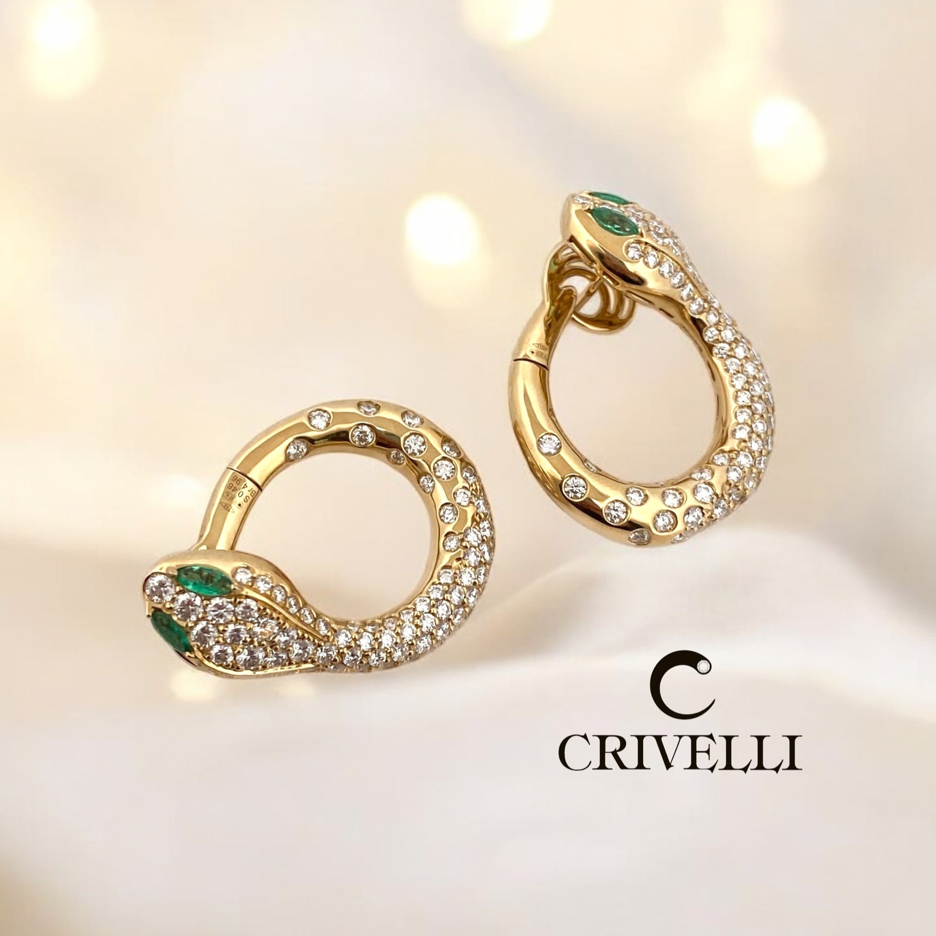 Comprar pendientes serpiente de la firma italiana Crivelli en oro amarillo de 18kt, diamantes talla brillante y esmeraldas. Pendientes cierre tipo Omega.