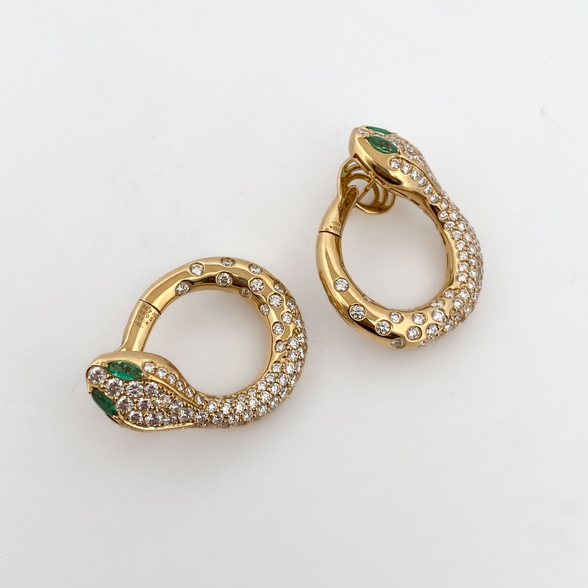 Comprar pendientes serpiente de la firma italiana Crivelli en oro amarillo de 18kt, diamantes talla brillante y esmeraldas. Pendientes cierre tipo Omega.