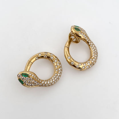 Comprar pendientes serpiente de la firma italiana Crivelli en oro amarillo de 18kt, diamantes talla brillante y esmeraldas. Pendientes cierre tipo Omega.