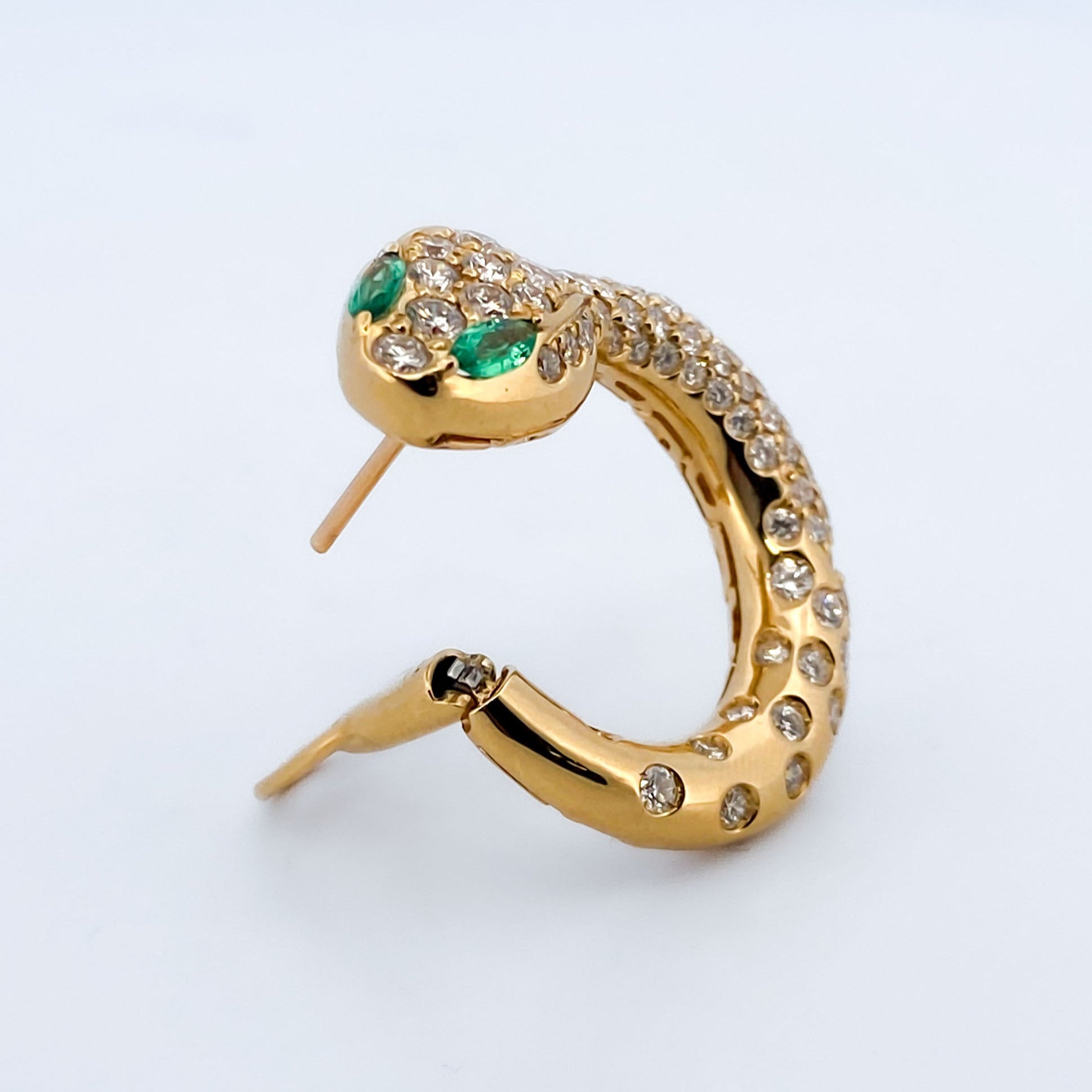 Comprar pendientes serpiente de la firma italiana Crivelli en oro amarillo de 18kt, diamantes talla brillante y esmeraldas. Pendientes cierre tipo Omega.