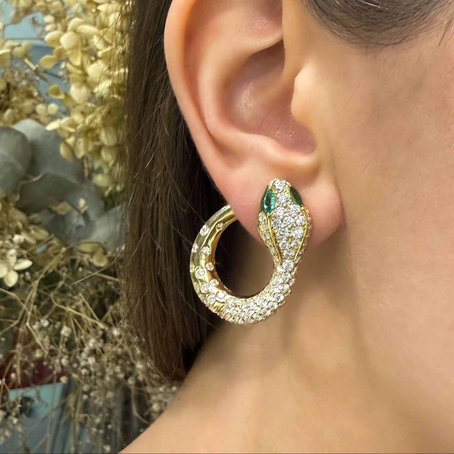 Comprar pendientes serpiente de la firma italiana Crivelli en oro amarillo de 18kt, diamantes talla brillante y esmeraldas. Pendientes cierre tipo Omega.
