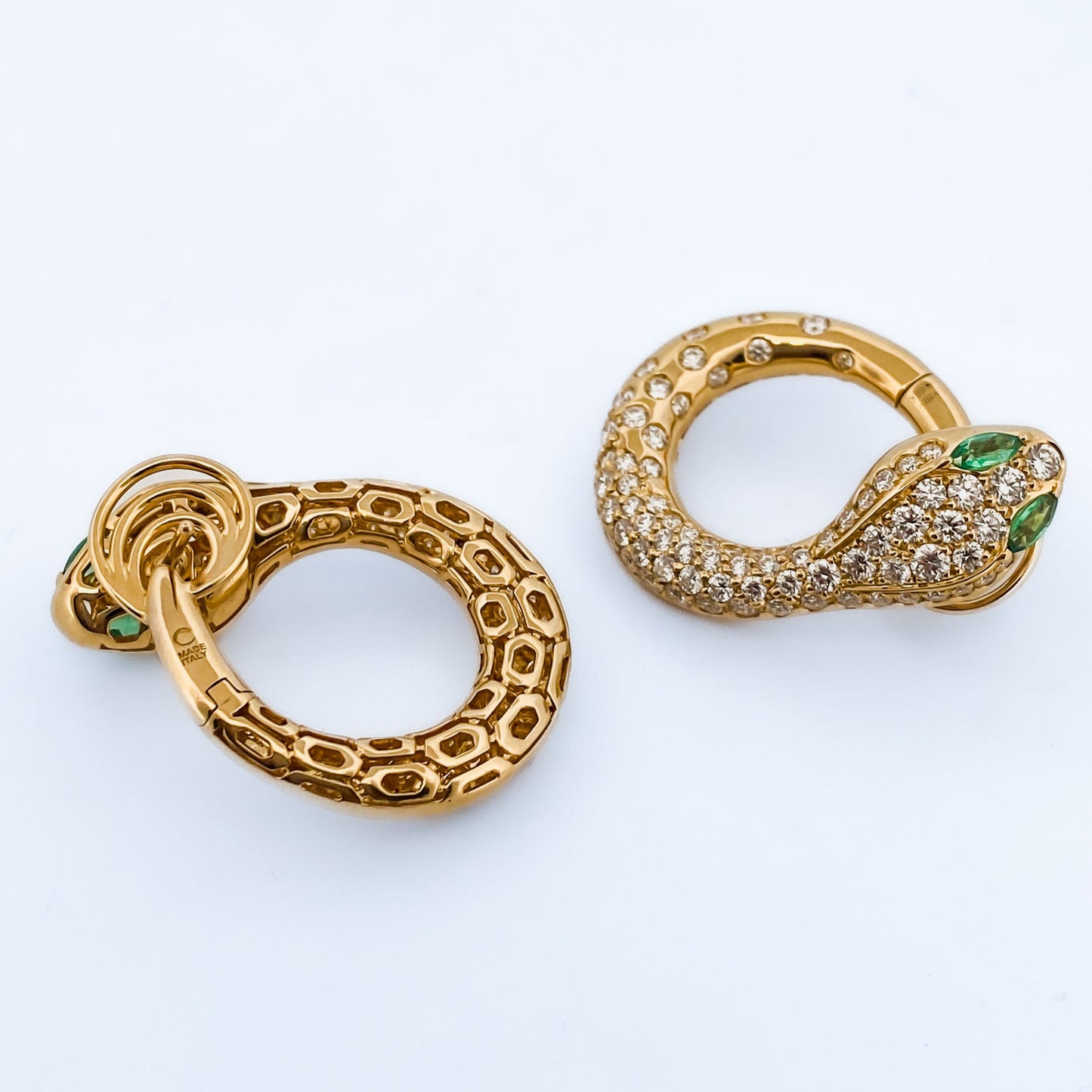 Comprar pendientes serpiente de la firma italiana Crivelli en oro amarillo de 18kt, diamantes talla brillante y esmeraldas. Pendientes cierre tipo Omega.