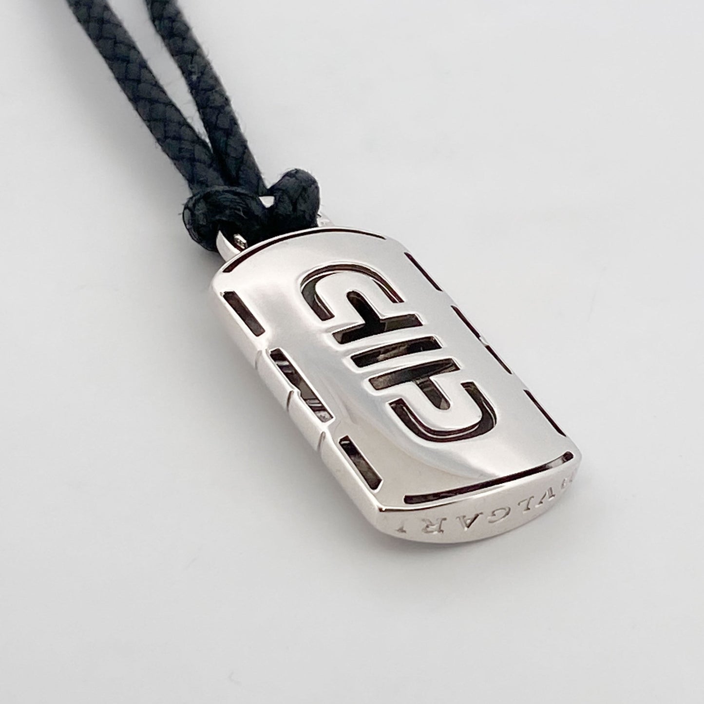 Collar original de la prestigiosa firma BVLGARI realizado en oro blanco de 18kt, con colgante icónico de la colección Parentesi. Venta de joyas de lujo de segunda mano Bulgari al  mejor precio