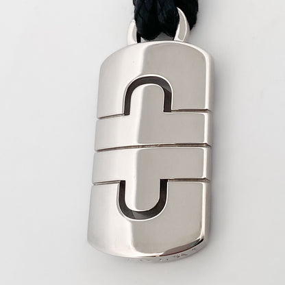 Collar original de la prestigiosa firma BVLGARI realizado en oro blanco de 18kt, con colgante icónico de la colección Parentesi. Venta de joyas de lujo de segunda mano Bulgari al  mejor precio