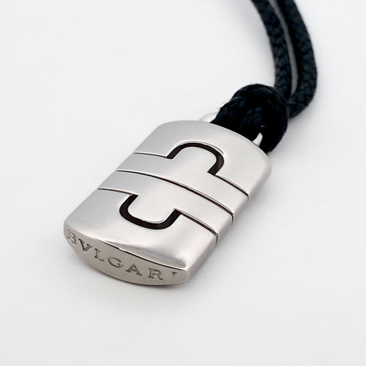 Collar original de la prestigiosa firma BVLGARI realizado en oro blanco de 18kt, con colgante icónico de la colección Parentesi. Venta de joyas de lujo de segunda mano Bulgari al  mejor precio