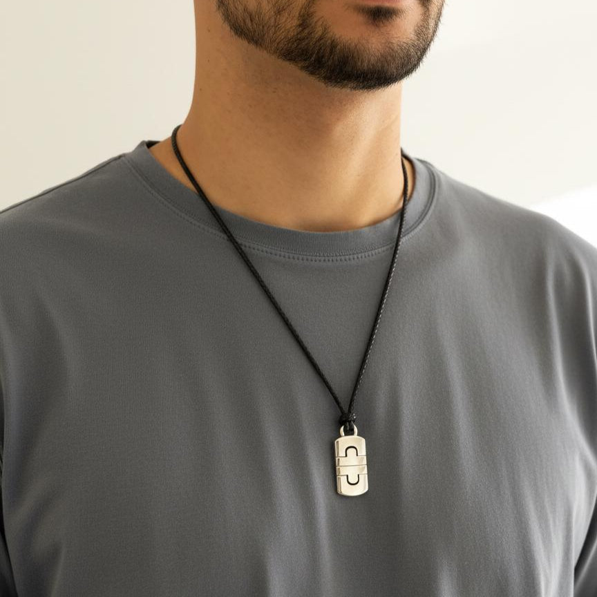 Collar original de la prestigiosa firma BVLGARI realizado en oro blanco de 18kt, con colgante icónico de la colección Parentesi. Venta de joyas de lujo de segunda mano Bulgari al  mejor precio