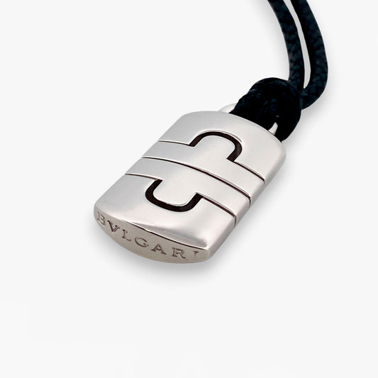 Collar original de la prestigiosa firma BVLGARI realizado en oro blanco de 18kt, con colgante icónico de la colección Parentesi. Envío gratis 