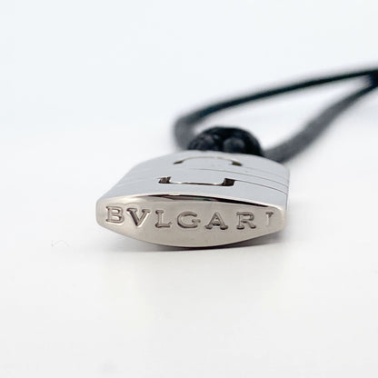 Collar original de la prestigiosa firma BVLGARI realizado en oro blanco de 18kt, con colgante icónico de la colección Parentesi. Envío gratis 