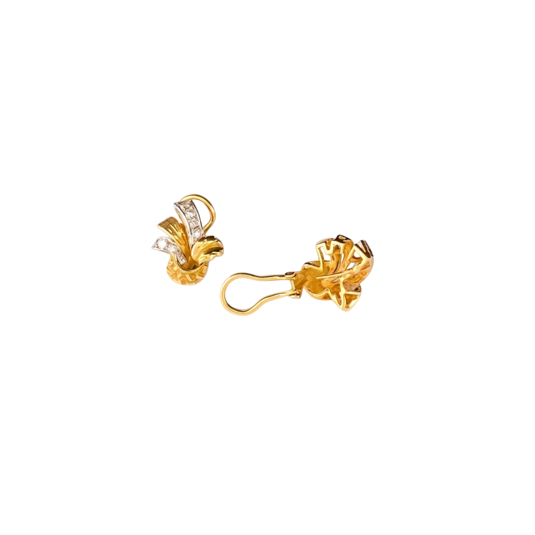 Pendientes vintage de oro amarillo de 18kt con 4 diamantes en talla brillante de 0,01ct en cada pendiente y con cierre tipo omega. Joyas vintage segunda mano.