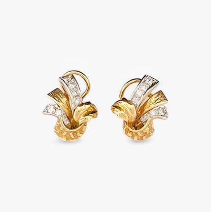Pendientes vintage de oro amarillo de 18kt con 4 diamantes en talla brillante de 0,01ct en cada pendiente y con cierre tipo omega. Joyas vintage segunda mano.