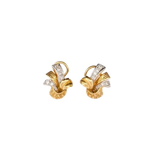 Pendientes vintage de oro amarillo de 18kt con 4 diamantes en talla brillante de 0,01ct en cada pendiente y con cierre tipo omega. Joyas vintage segunda mano.