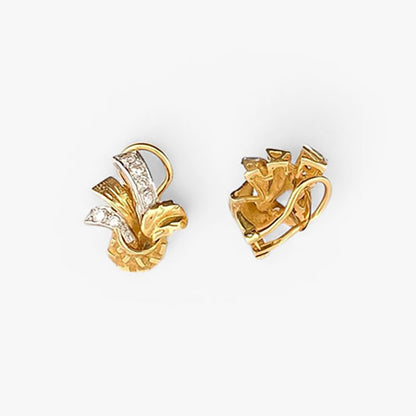 Pendientes vintage de oro amarillo de 18kt con 4 diamantes en talla brillante de 0,01ct en cada pendiente y con cierre tipo omega. Joyas vintage segunda mano.